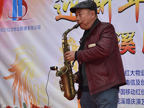 小区业主刘国庆，萨克斯独奏《走过咖啡屋》
