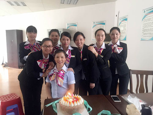 为坚守在工作岗位的员工过生日1